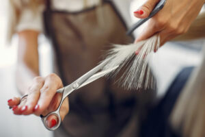 artisan coiffeur qui coupe les cheveux d'un client
