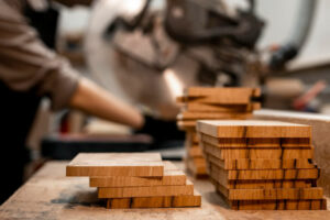 artisan menuisier qui découpe des planches